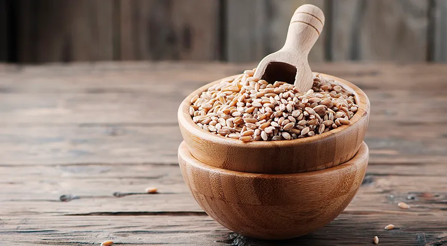 В магазинах чаще всего встречается перловка среднего калибра — это зерна от 1,5 до 2,5 мм, подходящие для каш, супов и гарниров