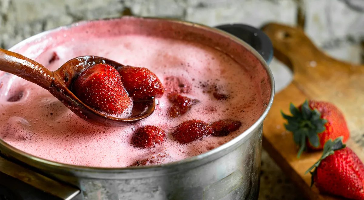 Почему важно снимать пену с варенья — объяснили эксперты