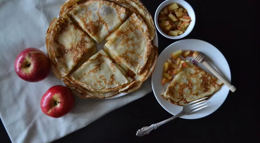 Кокосовые блинчики с карамельными яблоками