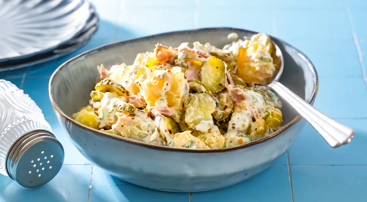 Рецепт салата с тунцом консервированным и запеченным картофелем