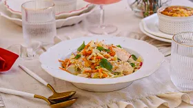 Салат с капустой, куриной грудкой и кунжутом