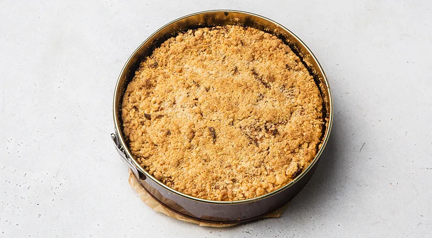 Насыпной пирог с яблоками и творожной начинкой