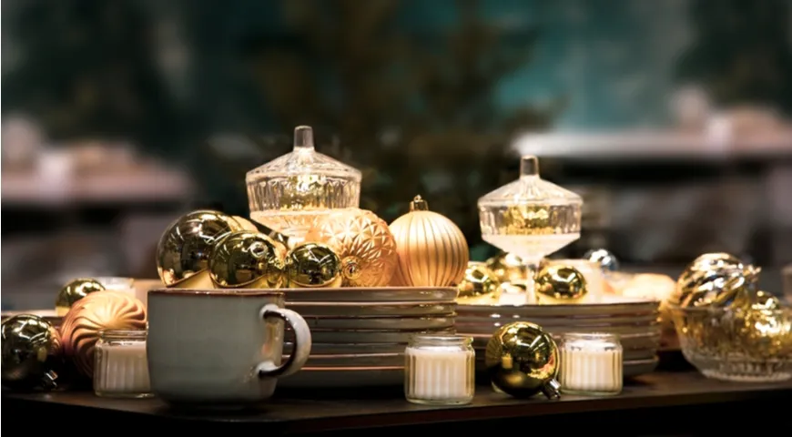 Украсьте столик с чистой посудой, закусками или десертами новогодними украшениями