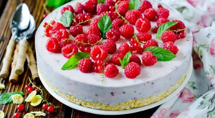 Малиново-сметанный торт с кукурузными хлопьями