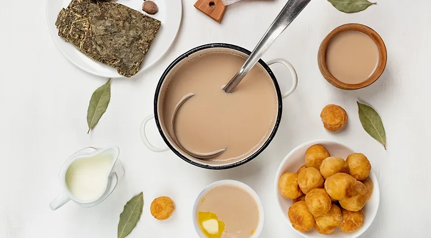 В некоторых странах в чай добавляют не только молоко, но и масло, жир, соль, пряности