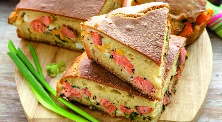 Заливной пирог с лососем, яйцами и зеленью 