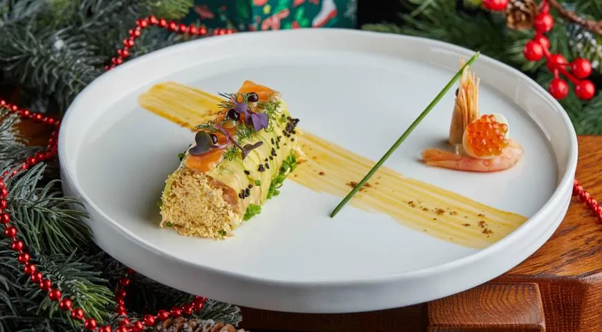 Самые разные оливье - с курицей, ветчиной, форелью, раковыми шейками. В виде торта и ролла.