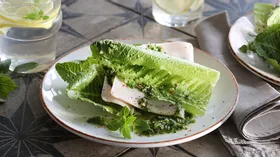 «Сэндвич» с ветчиной из индейки в салатных листьях