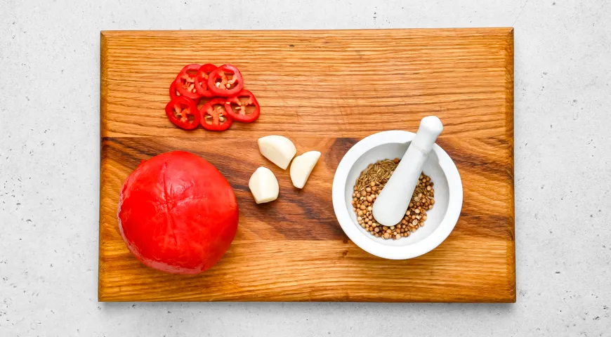 Баранина с картошкой и овощами на сковороде