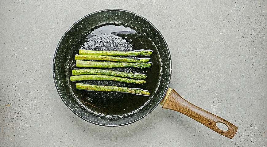 «Мрамор» из двух видов рыбы со спаржей