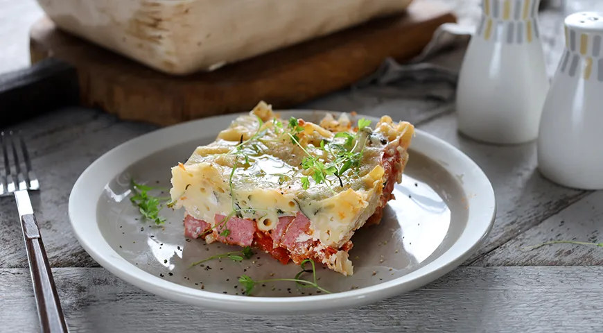 Запеканка из макарон с колбасой, помидорами и сыром в духовке - рецепт с пошаговыми фото