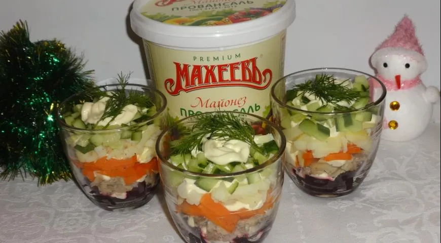 Готовим овощной салат с рыбными консервами