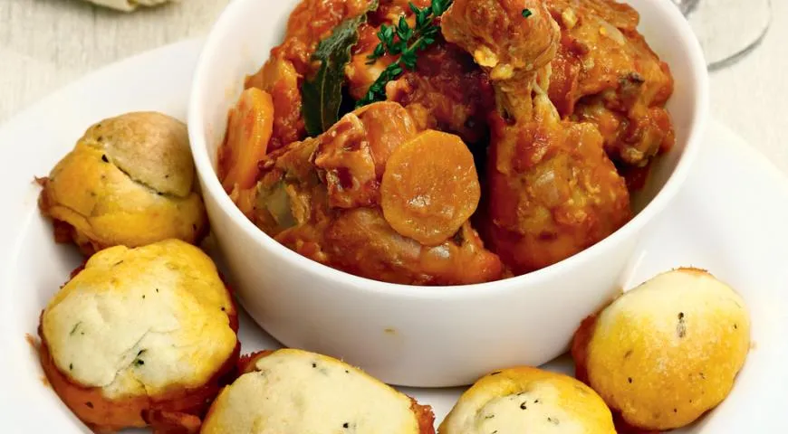 Жаркое из курицы с булочками