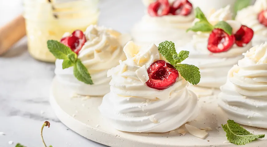 Если добавить немного гусиного белка в классический безе, десерт получится особенно плотным и устойчивым к намоканию