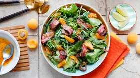 Салат со стейком и абрикосами
