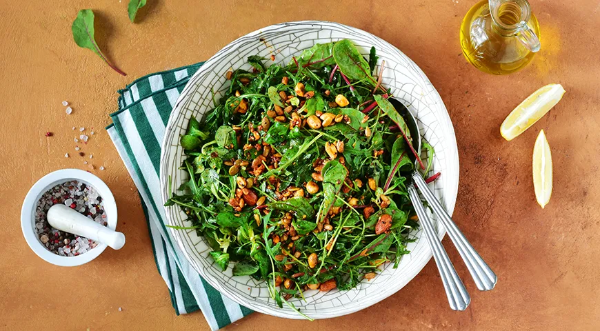 Рецепт Зеленый салат с жареными орехами и семечками