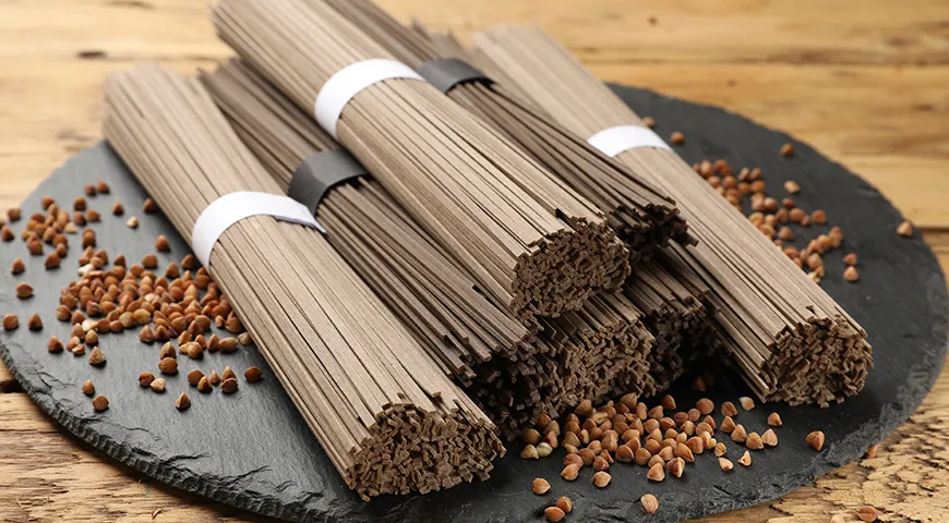 Основным критерием классификации ассортимента гречневой лапши выступает соотношение гречневой и пшеничной муки в ее составе