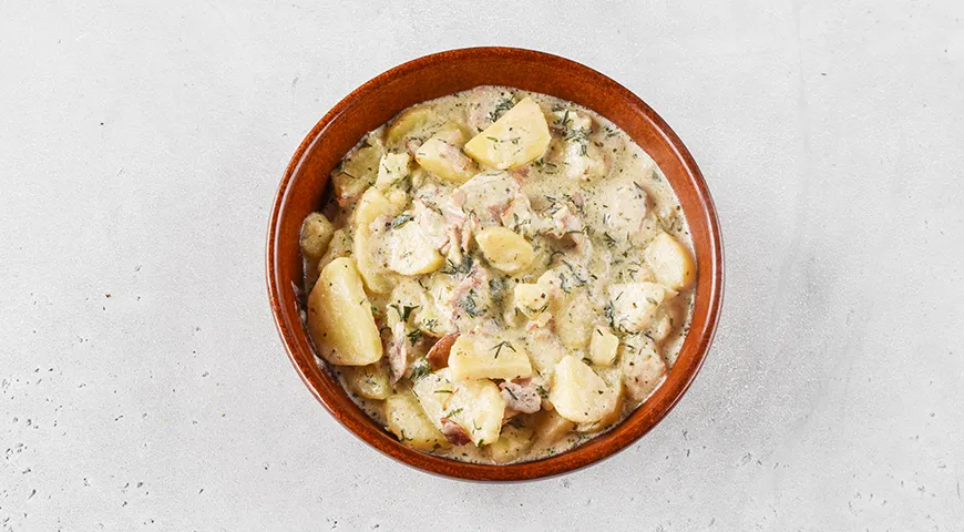 Картошка, тушенная с беконом и сметаной