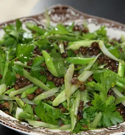 Салат из зеленой чечевицы со спаржей