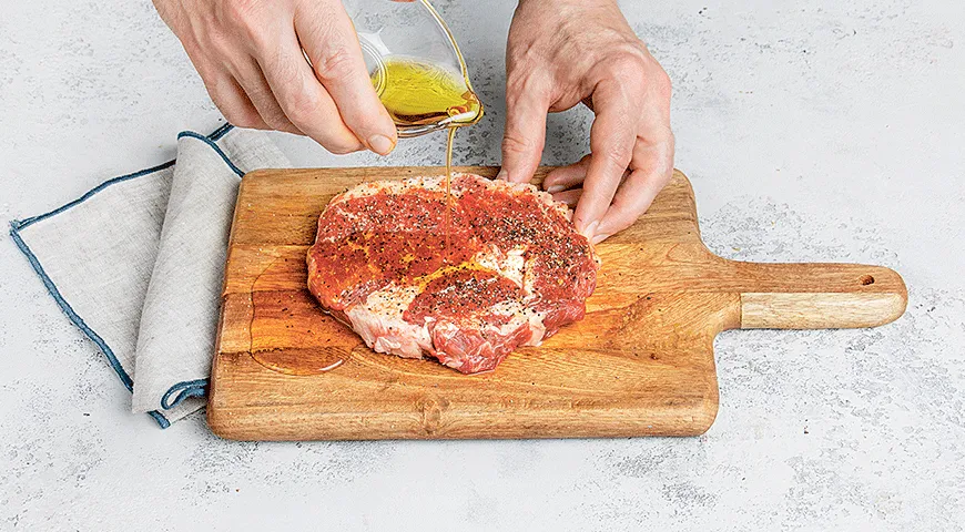 Как пожарить мясные стейки на сковороде