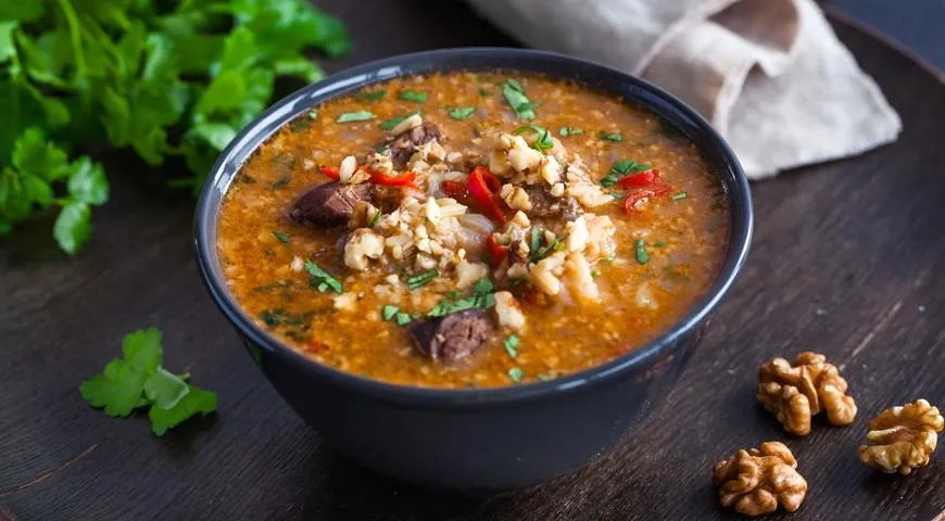 Суп харчо из говядины с рисом и жареными грецкими орехами, рецепт см. здесь