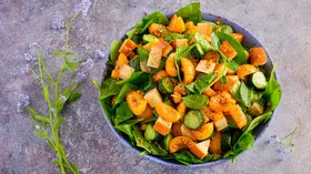 Салат с копченым сыром, абрикосами и шпинатом, рецепт с яблочным уксусом