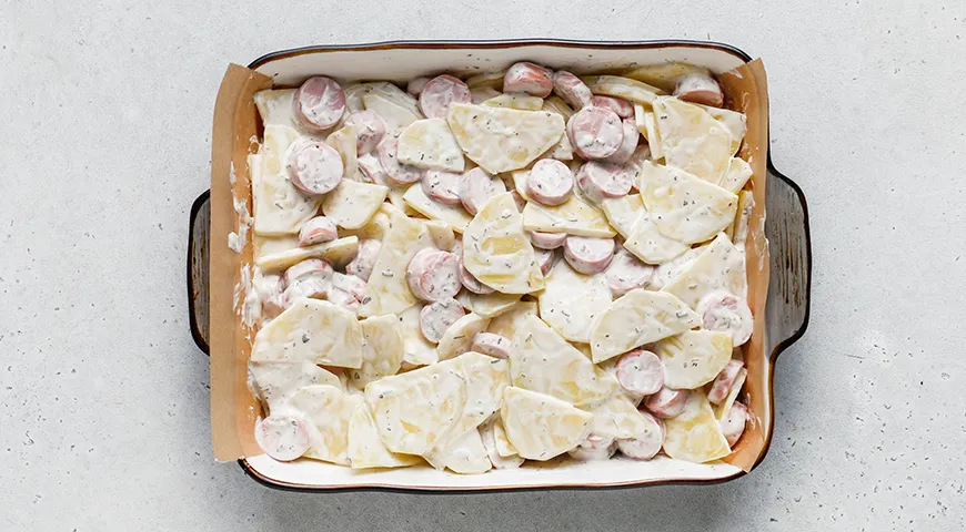 Картошка, запеченная с сосисками, помидорами и сыром