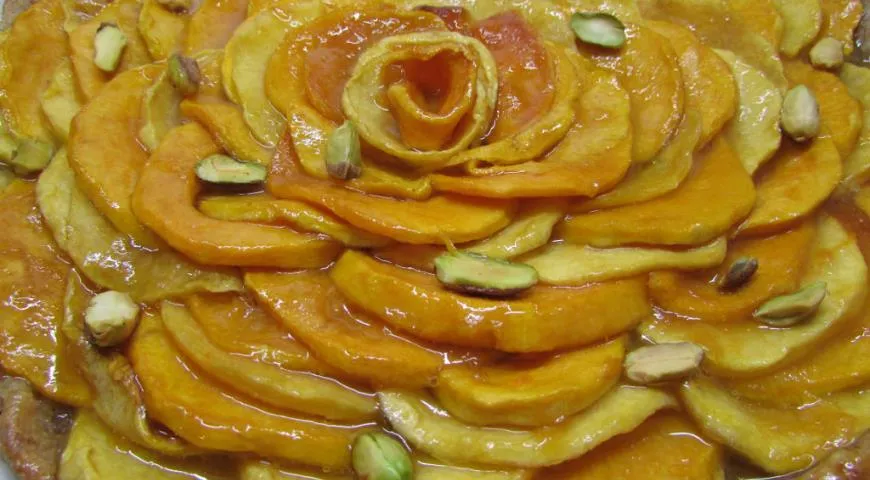 Готовим пирог с карамелизированной тыквой, фисташками и марципаном