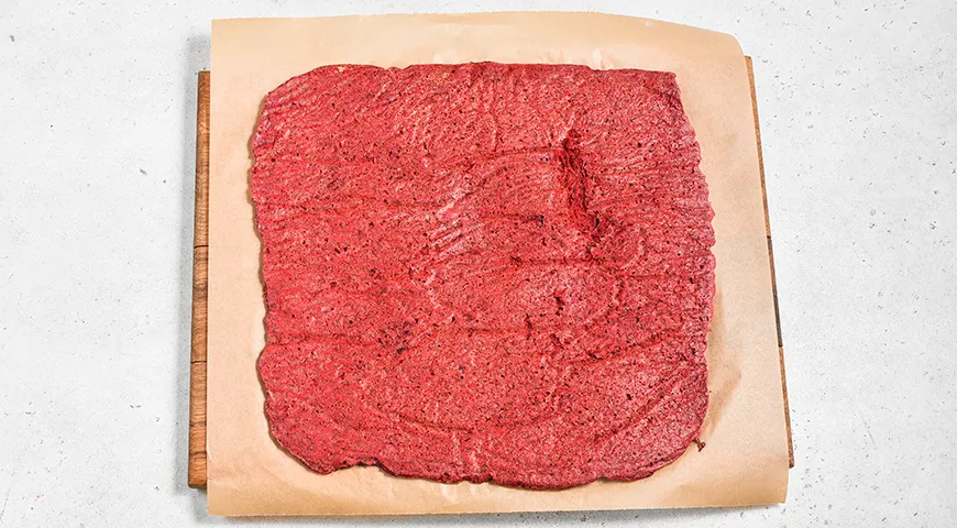 Свекольный рулет с сельдью и творожным сыром