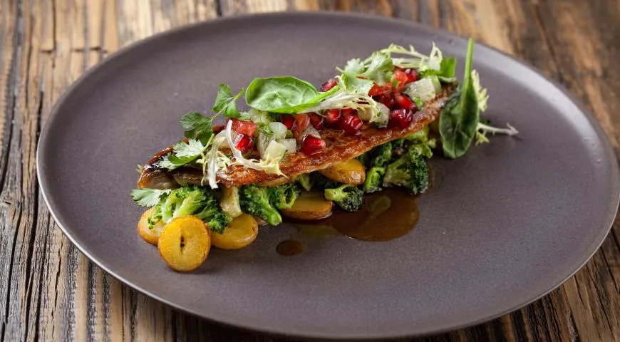 Рецепт жареной макрели с картофелем, брокколи и азиатским соусом