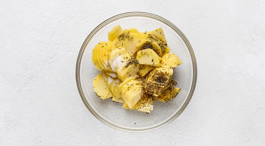 Мясо по-французски с картофелем, помидорами и сыром