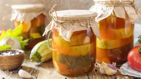 Кабачки с кетчупом чили на зиму