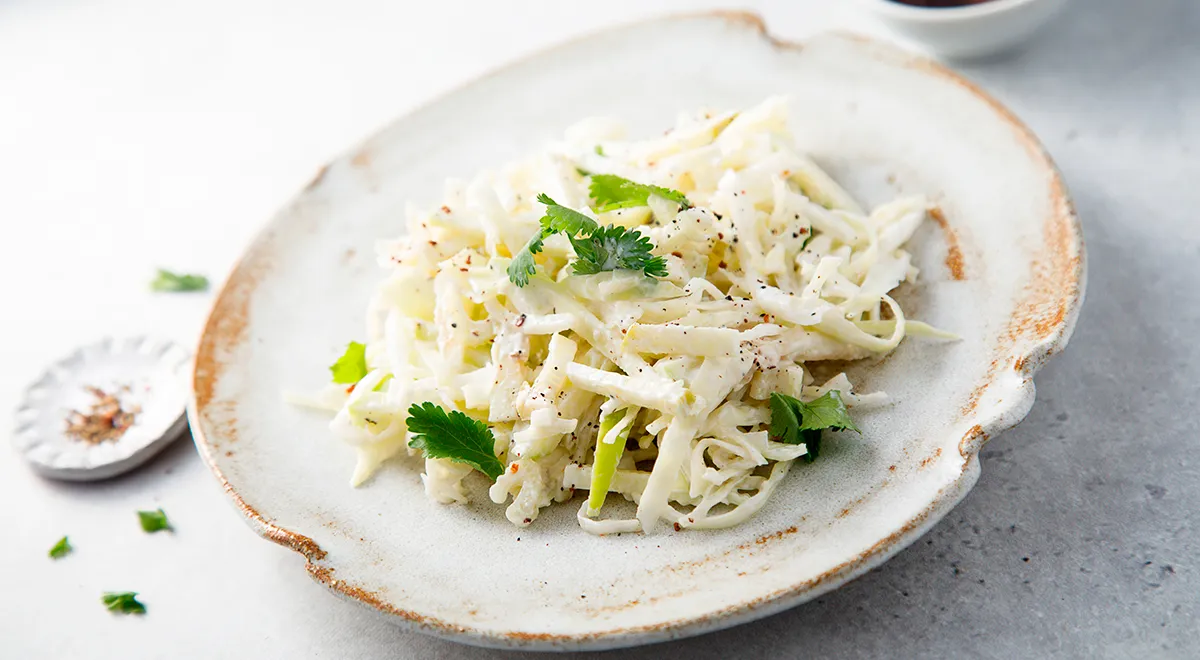 Салат с капустой и яблоками