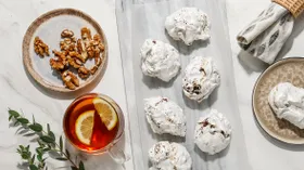 Безе с орехами и шоколадной крошкой