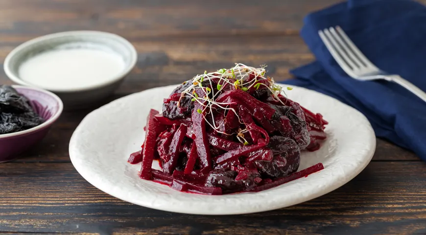 Свекла, тушенная с черносливом