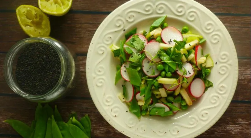 Зеленый салат с кунжутом