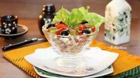 Рецепты с салатом, рассольными сырами и птицей