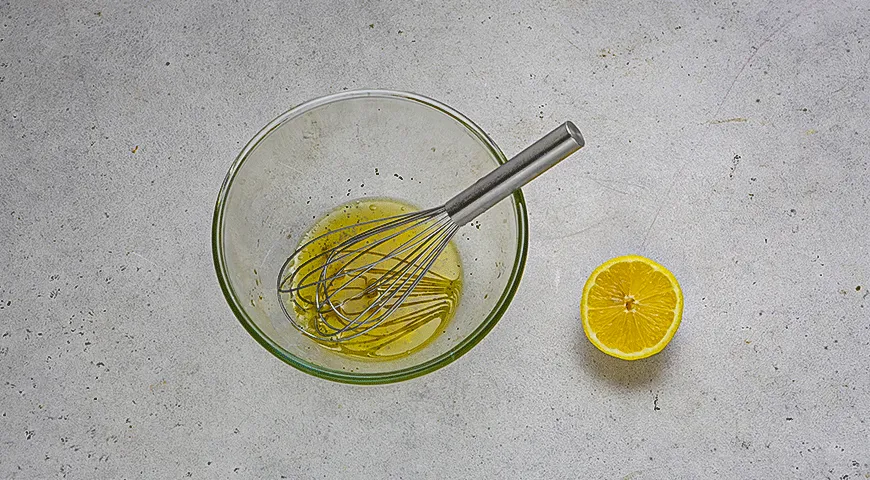 Салат из кальмаров с оливками и сельдереем