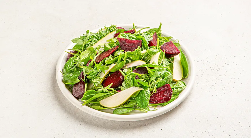 Салат с козьим сыром, свеклой и грушей