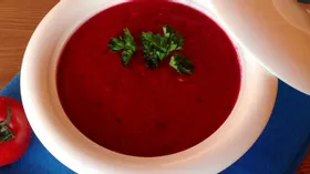 Суп-пюре с турецким гороховым нутом, свеклой и томатами