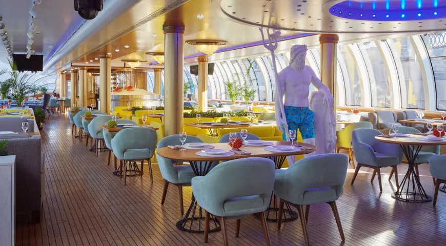Интерьер ресторана выполнен в светлом морском стиле. А Посейдон в модных плавках — главная достопримечательность!