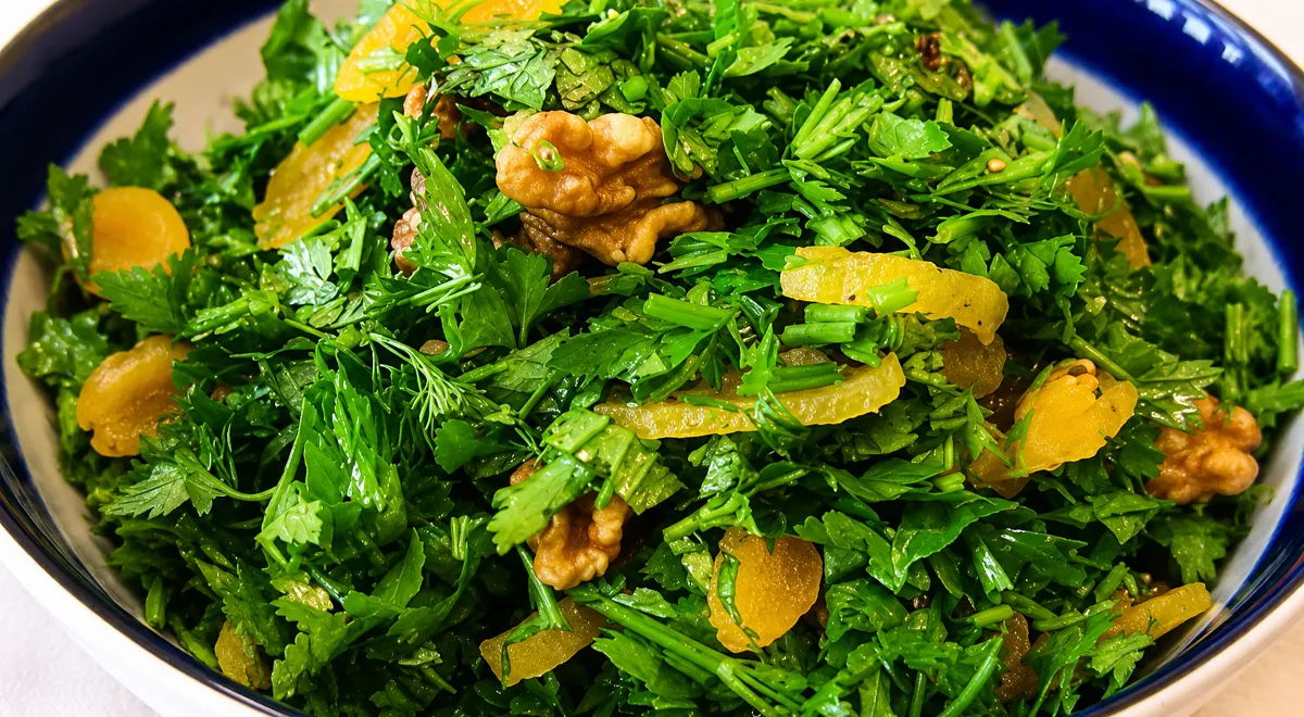 Салат из зелени с курагой и грецкими орехами
