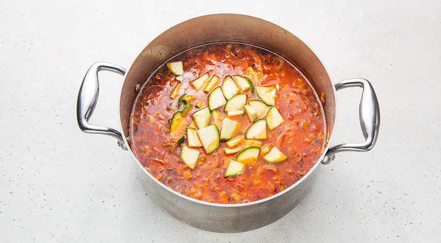 Томатный суп с курицей, консервированной фасолью и овощами