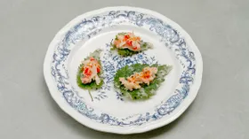 Криспи-крапива с крабом и острым соусом