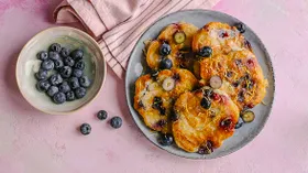 Оладьи на минеральной воде с голубикой