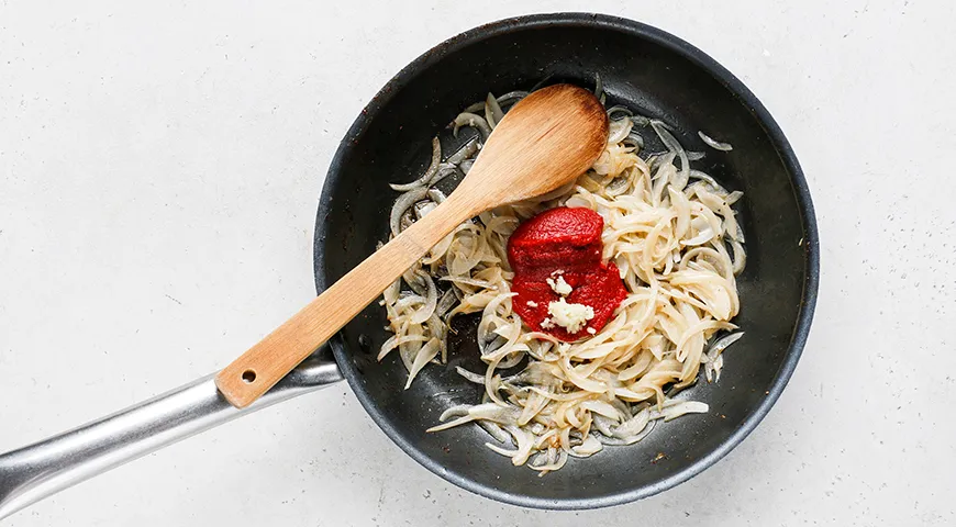 Бефстроганов из говядины с солеными огурцами и сметаной