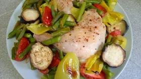 Курица, маринованная со специями и запеченная с овощами