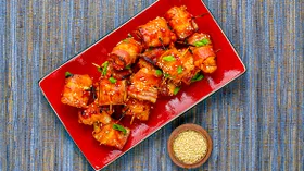 Азиатские закуски из мясных деликатесов