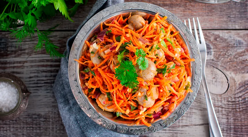 В некоторых рецептурах морковь по-корейски дополняют луком, кунжутом, зеленью, иногда — грибами или свежим перцем