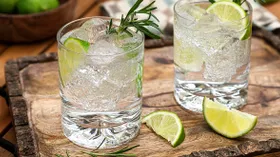 Международный день джин-тоника: история популярного коктейля и 3 необычных рецепта